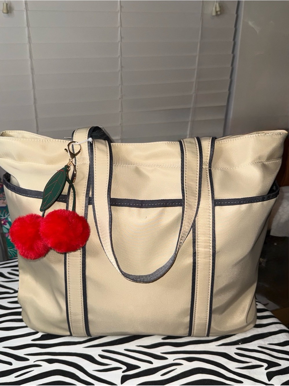 FASHION Roomy Sturdy Nylon Shoulder/Tote Bag - NWT